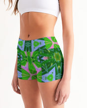 Afbeelding in Gallery-weergave laden, Green Batik 1 Women&#39;s Mid-Rise Yoga Shorts