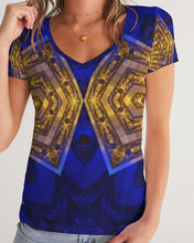 Afbeelding in Gallery-weergave laden, Lapiz Gold 1 Women&#39;s V-Neck Tee