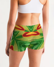 Afbeelding in Gallery-weergave laden, Jungle 2 Women&#39;s Mid-Rise Yoga Shorts