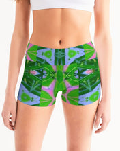 Afbeelding in Gallery-weergave laden, Green Batik 1 Women&#39;s Mid-Rise Yoga Shorts