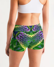 Afbeelding in Gallery-weergave laden, Green Tara 1 Women&#39;s Mid-Rise Yoga Shorts